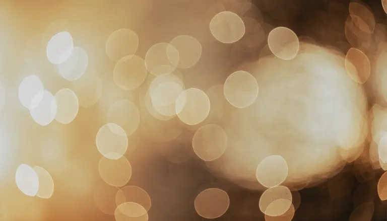 Luces bokeh doradas