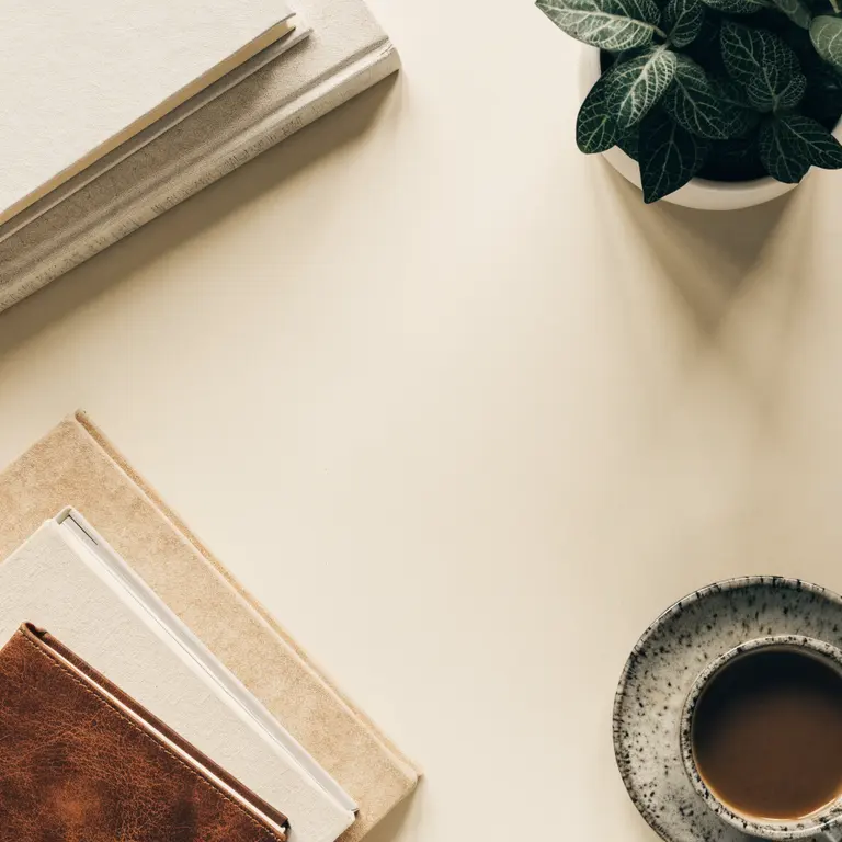 Fondo mockup Flatlay libros escritorio