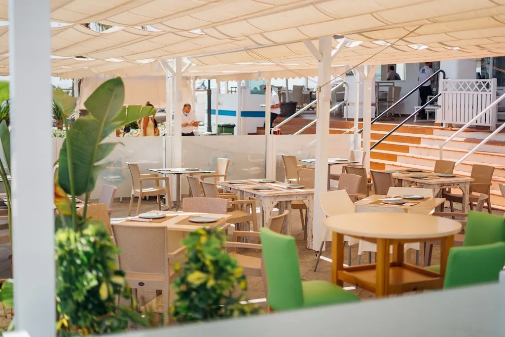 Foto de Ellas Restaurant & Beach