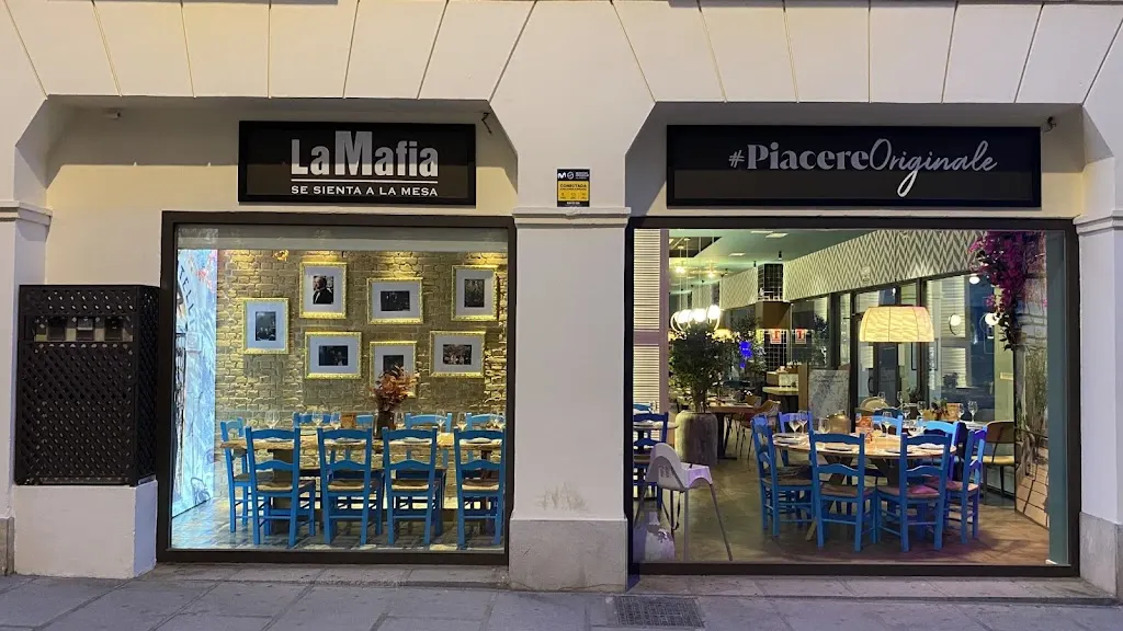 Foto de La Famiglia se sienta a la mesa